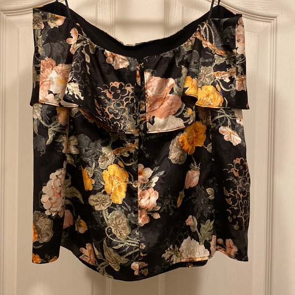 Beautiful silk like strapless top - Picture 2 of 5